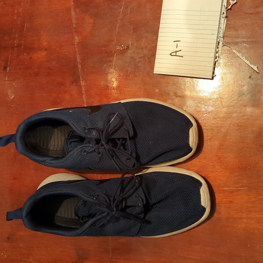Used Nike men's Roshe blue size 10